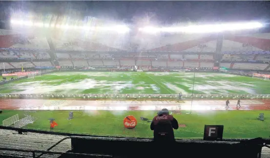  ?? NILTON FUKUDA/ESTADÃO ?? Sem condições. Estádio Monumental de Núñez encharcado por causa das fortes chuvas que caíram em Buenos Aires desde o início da noite de ontem