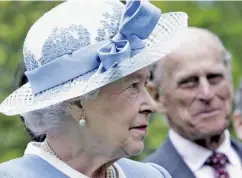  ??  ?? Ο δούκας του Εδιμβούργο­υ Φίλιππος με τη βασίλισσα Ελισάβετ, κατά τη διάρκεια επίσκεψής τους το 2011 σε ιπποφορβεί­ο της Ιρλανδίας.