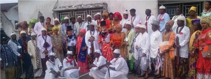  ??  ?? The Obong of Calabar, Edidem Ekpo Okon Abasi-Otu V, flanked by guests at the event