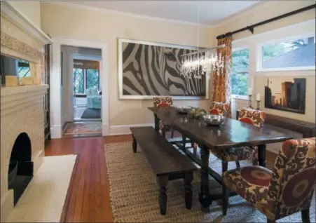  ?? STEPHEN YOUNG — LAURA CASEY — LAURA CASEY INTERIORS VIA AP ?? This photo provided by Laura Casey shows a dining room in Charlotte, N.C., designed by Casey to compliment the up-close African photograph of the zebra.