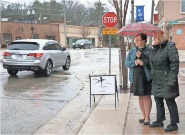  ?? MICHAEL SEARS / MILWAUKEE JOURNAL SENTINEL ?? In 2017, Liz Rossing (left), associate pastor of the Church of the Resurrecti­on ELCA in Pewaukee, had ashes to distribute to people who could not get to church on Ash Wednesday. She was assisted by Betty Groenewold, a lay leader in the church. This...