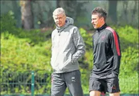  ?? REUTERS ?? Arsene Wenger and skipper Laurent Koscielny during a training session.