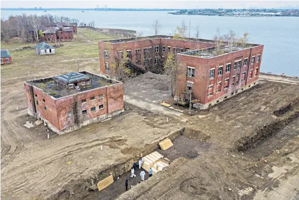  ??  ?? Pictures taken from a drone show teams of prisoners and wardens burying the coronaviru­s dead on Hart Island, off New York