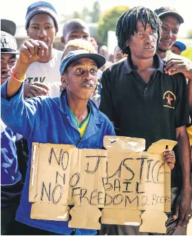  ?? Picture: Yeshiel Panchia ?? UPSET. Residents of Coligny protest outside the court against two farmers accused of involvemen­t in the death of a child.