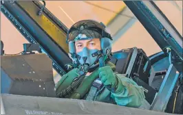  ?? ?? TODO BIEN. El ministro en Dinamarca, a bordo de un caza F16.