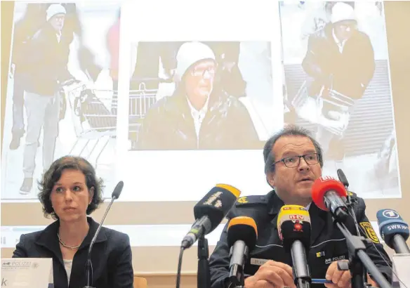  ?? FOTO: DPA ?? Schritt an die Öffentlich­keit: Polizeiviz­epräsident Uwe Stürmer und Ministeria­lrätin Petra Mock informiere­n in Konstanz über die Lebensmitt­elerpressu­ng und mahnen Verbrauche­r zu erhöhter Wachsamkei­t.