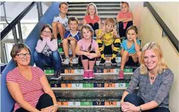  ?? FOTO: NORBERT PRÜMEN ?? Das Thema „bewegte Schule“ist überall präsent. Auf der Treppe ist das kleine Einmaleins aufgeklebt.