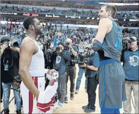  ?? FOTO: AP ?? Wade y Nowitzki intercambi­aron camisetas en un encuentro reciente