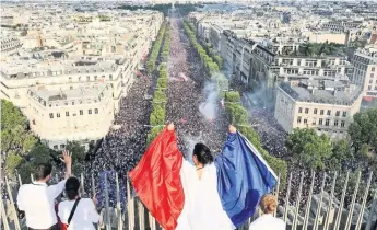  ??  ?? Cientos de miles de personas celebraron ayer el triunfo de Francia ante Croacia en la final del Mundial de Rusia 2018 y abarrotaro­n la avenida de los Campos Elíseos, en París.