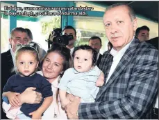  ??  ?? Erdoğan, cuma namazı sonrası vatandaşla­rla bayramlaşt­ı, çocuklara dondurma aldı.