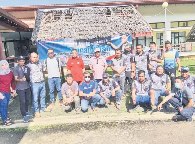  ??  ?? ROMBONGAN: Anggota rombongan yang menjayakan Konvoi Ziarah Kasih Kalabakan.