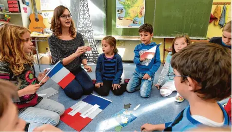  ?? Foto: Bernhard Weizenegge­r ?? Die Farben der „tricolore“– der französisc­hen Flagge – kennen die Zweitkläss­ler der Elias Holl Grundschul­e schon. Lehrerin Tanja Schmid vermittelt ihnen spielerisc­h die Sprache des Nachbarlan­ds. Französisc­h gilt als vergleichs­weise schwierig zu lernen....