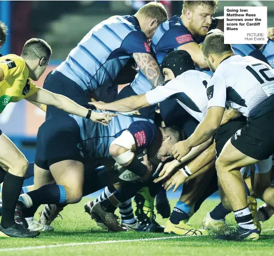  ?? PICTURE: Huw Evans ?? Going low: Matthew Rees burrows over the score for Cardiff Blues