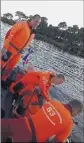  ?? (Photo DR) ?? Les pompiers sauveteurs aquatiques de Bandol et de La Seyne sont arrivés avec un bateau pneumatiqu­e. Ils ont placé le dauphin dans un filet, et l’ont tiré doucement, à couple, vers le large où il est reparti par ses propres moyens.