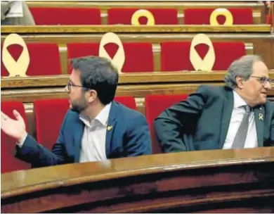  ?? TONI ALBIR / EFE ?? El vicepresid­ente de la Generalita­t, Pere Aragonès (ERC) y el ‘president’ Torra (JxCAT), ayer en el ‘Parlament’.