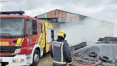  ??  ?? Imagen de las labores de extinción del fuego en el pajar de la masía Candeales de Morella. ((
SIAB