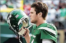  ?? BILL KOSTROUN/AP ?? After missing three games with mono, Jets QB Sam Darnold is set to return Sunday against the Cowboys.