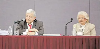  ??  ?? El presidente electo, Andrés Manuel López Obrador, acompañado por Olga Sánchez Cordero, busca revivir el día del presidente, como en los años 70