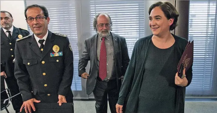  ?? CÉSAR RANGEL ?? Mal día para una presentaci­ón. El jefe de la Urbana, Evelio Vázquez, el comisionad­o Amadeu Recasens y la alcaldesa Colau presentaro­n el plan director de la policía local