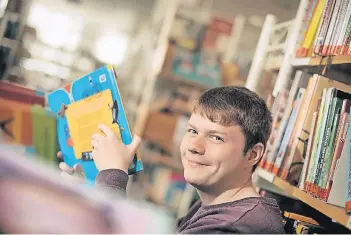  ?? RP-FOTO: RALPH MATZERATH ?? Felix Wilke aus Hilden macht derzeit ein Freiwillig­enjahr in der Stadtbibli­othek Langenfeld.