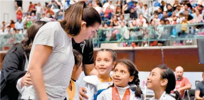  ?? ESPECIAL ?? Una de sus actividade­s como deportista es impartir seminarios a jóvenes atletas.