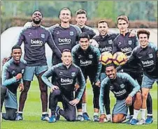  ?? FOTO: FCB ?? Umtiti posó orgullos con el equipo ganador de la ‘pachanga’