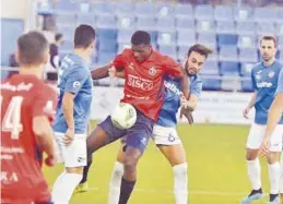  ?? MANOLO NEBOT ?? Un jugador del Benicarló trata de controlar la pelota entre varios rivales.