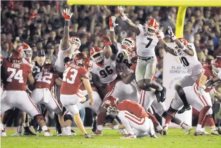  ?? GREGORY BULL/ASSOCIATED PRESS ?? Georgia linebacker Lorenzo Carter (7) blocks a field goal attempt by Oklahoma’s Austin Seibert during overtime in the Rose Bowl on Monday. Sony Michel scored a touchdown moments later, sending the Bulldogs into the national title game.