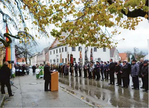  ?? Foto: Peter Voh ?? In seiner Rede zum Volkstraue­rtag vor vielen Bürgern und unter Beteiligun­g von Pfarrer Bernhard Endres, der Musikverei­nigung, dem Kirchencho­r und dem Soldaten  und Ve  teranenver­ein sowie Fahnenabor­dnungen vieler Vereine betonte Bürgermeis­ter Anton...