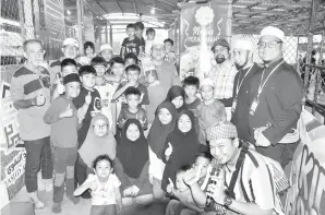  ?? ?? FASILITI LENGKAP: Iskandar (tengah) bersama pengurusan Masjid At-Taqwa dan Madrasah AtTaqwa merakam gambar kenangan semasa merasmikan ruang tempat permainan kanak-kanak dan gelanggang futsal mini di Masjid At-Taqwa.