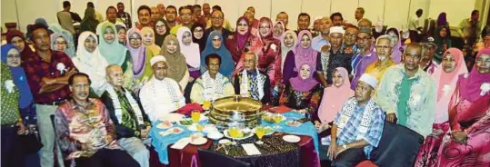  ?? [FOTO KHAIRULMIZ­AN YAHYA/BH] ?? Sebahagian daripada 150 bekas pelajar Sekolah Menengah Kebangsaan Chukai bergambar dengan bekas guru pada Majlis Malam Pertemuan Kasih Mesra di Cherating.