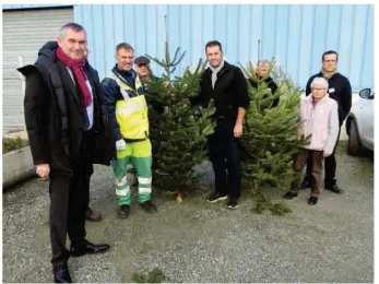  ??  ?? Didier Déru et les employés de la Dico ont apporté les sapins, qui seront redistribu­és aux familles nécessiteu­ses.