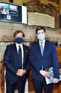  ??  ?? Massimo Scaccabaro­zzi, presidente e amministra­tore delegato di Janssen Italia, con il ministro della Salute, Roberto Speranza, alla presentazi­one del progetto ‘I cantieri della sanità del futuro’