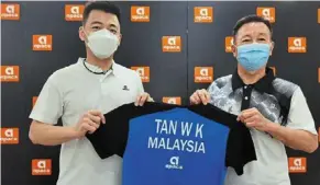  ?? ?? Timely boost: Tan Wee Kiong (left) with apacs sports (m) sdn bhd managing director anthony Lim.