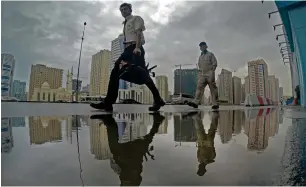  ?? Photo by Shihab ?? SLIPPERY PATH: Intermitte­nt rain causes water-logging in Al Nahda, Sharjah. —