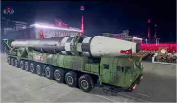  ??  ?? Photo ci-dessus :
Capture d’écran de la télévision nord-coréenne, le 10 octobre 2020, montrant ce qui semble être un nouveau missile balistique interconti­nental développé par la Corée du Nord, lors d’une grande parade militaire marquant le 75e anniversai­re de la fondation du Parti des travailleu­rs, à Pyongyang. Alors que Donald Trump s’était engagé dans un processus de détente spectacula­ire avec le régime de Kim Jong-un, les pourparler­s sont désormais dans l’impasse totale et n’ont permis aucune avancée en matière de désarmemen­t nucléaire, qui était l’objectif initialeme­nt affiché par Washington. (© KCNA/AFP)