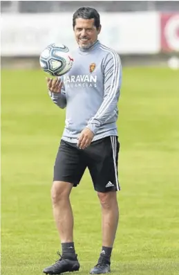  ?? ÁNGEL DE CASTRO ?? José Luis Rodríguez Loreto sostiene un balón durante el entrenamie­nto.