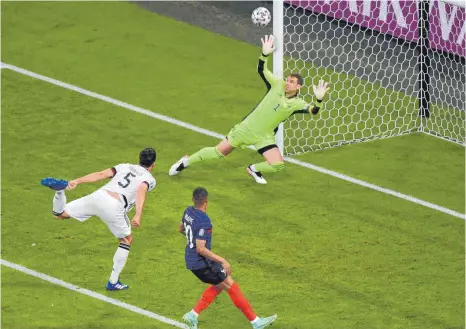  ?? FOTO: IMAGO IMAGES ?? Um einen Manuel Neuer (Nr.1) zu überwinden, braucht es nicht unbedingt einen Kylian Mbappé (vorn) – ein Mats Hummels reicht mitunter.