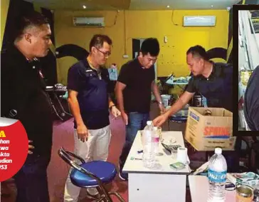  ??  ?? ANGGOTA polis menyerbu premis perjudian di Sarawak.