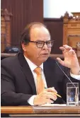  ??  ?? Comparecen­cia. Roberto Bernal, titular de Salud en Coahuila, afirma que se ha duplicado el abasto de medicament­os.