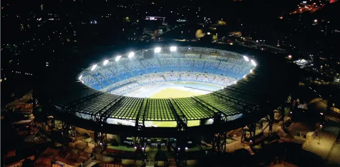  ?? (Getty Images) ?? Omaggio
Lo stadio San Paolo illuminato per rendere omaggio a Diego Armando Maradona: il sindaco de Magistris propone di intitolare l’impianto all’argentino Scene di profonda commozione in tutta Napoli