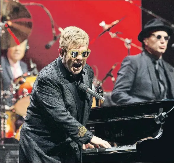  ?? ÀLEX GARCIA ?? El cantante y pianista británico hizo suyo el Palau Sant Jordi desde el primer momento con sus canciones y su presencia escénica