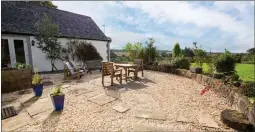  ?? ?? The large kitchen
(above right) includes an Aga, while outdoor space is plentiful