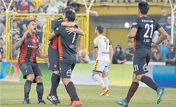  ?? TELAM ?? Abrazos para Cauterucci­o. El uruguayo puso el 1-0 en el Carminatti, después de una lucida acción colectiva.