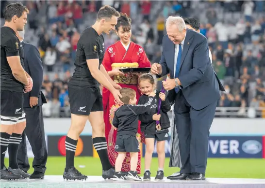  ?? Photo / Mark Mitchell ?? After his final All Blacks test, Ben Smith had children Annabelle and Walter receive his World Cup bronze medal.