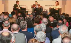  ??  ?? Mehr als 500 Zuschauer im Augsburger Textilmuse­um wollten hören, was der frühere Bundesauße­nminister zu sagen hat.