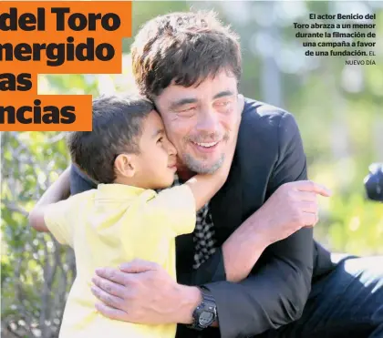  ?? EL NUEVO DÍA ?? El actor Benicio del Toro abraza a un menor durante la filmación de una campaña a favor de una fundación.