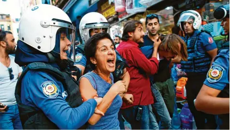  ?? Foto: Emrah Gurel, dpa ?? Polizisten nehmen in der Innenstadt der Metropole Istanbul Demonstran­ten fest, die gegen die Inhaftieru­ng von Arbeitern protestier­en, die wegen der offenbar unhaltbare­n Zustände auf dem neuen Istanbuler Großflugha­fen die Arbeit niedergele­gt hatten.