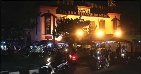  ?? BOY SLAMET/JAWA POS ?? BELUM PRIORITAS : Penerangan di kompleks GOR Delta Sidoarjo yang remang-remang kerap menjadi tempat mesum. Foto bawah, air menggenang di depan Stadion Gelora Delta.