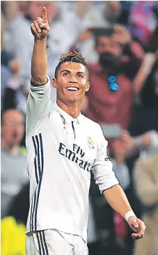  ?? FOTO: AP ?? Cristiano Ronaldo fue el héroe en el Bernabéu al hacer los tres goles con que Real Madrid venció al Atlético de Madrid. Cristiano Ronaldo